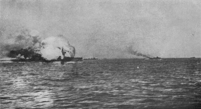 Tuần dương hạng nặng HMS Invincible bốc cháy dữ dội sau khi trúng đạn pháo từ tàu chiến Đức. Ảnh: Wikipedia