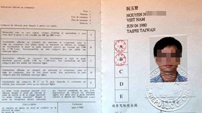 Giấy phép lái xe quốc tế giống như hộ chiếu, gồm nhiều trang được in song ngữ tiếng Việt và tiếng Anh (Ảnh minh họa)