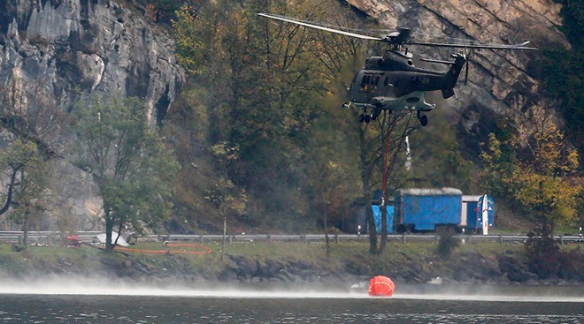 Một trực thăng Thụy Sĩ lấy nước từ hồ Rousses hôm 24/7. Ảnh: Reuters
