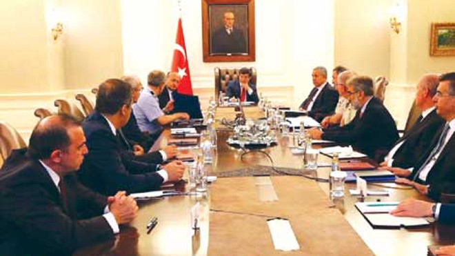 Thủ tướng Thổ Nhĩ Kỳ Ahmet Davutoglu cùng các quan chức nước này họp bàn về chiến dịch chống IS và PKK. Ảnh: La Vanguardia.