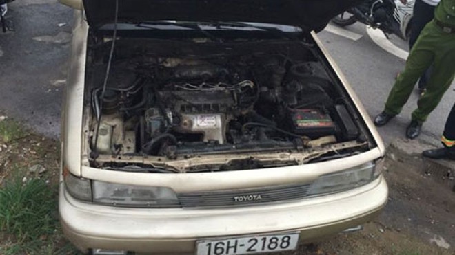 CSGT giải cứu 3 người mắc kẹt trong xe ôtô bị cháy