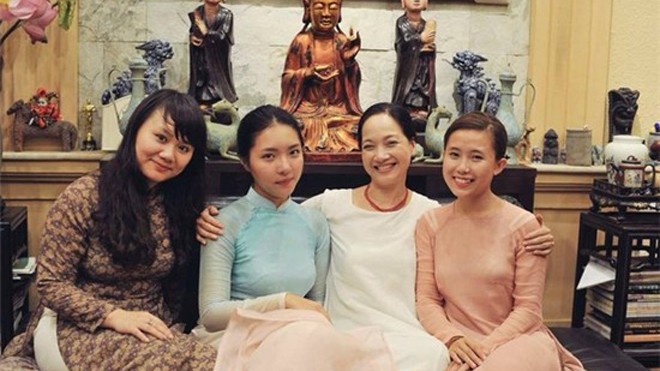 NSND Lê Khanh (áo trắng) và con gái Lam Khê (áo xanh)