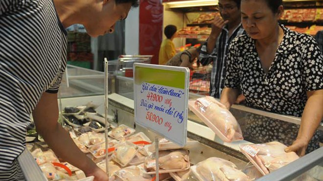 Đùi gà Mỹ nhập khẩu được bán trong một siêu thị tại Hà Nội. Ảnh: Đ.D