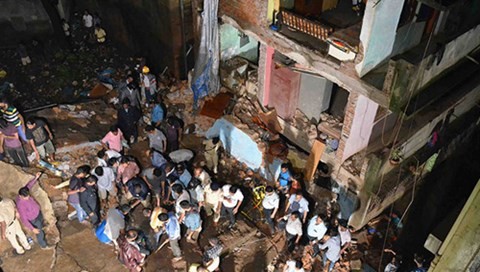 Tòa nhà bốn tầng bị sập tối 28-7 - Ảnh: Hindustan Times