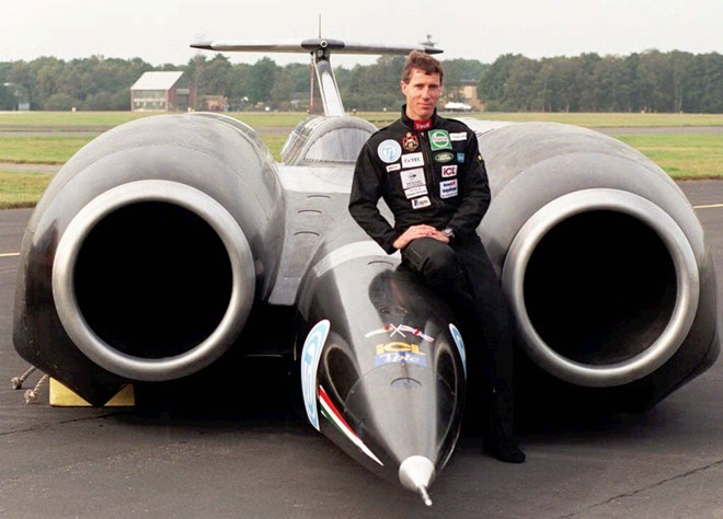 Phi công Andy Green bên chiếc Thrust SSC. Ảnh: Thrustssc.