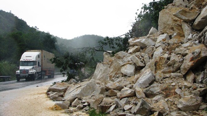 Trên tuyến đường mới vào phường Mông Dương (TP Cẩm Phả) nhiều đoạn bị sạt lở, đá lớn lăn xuống đường. Ảnh: VnExpress