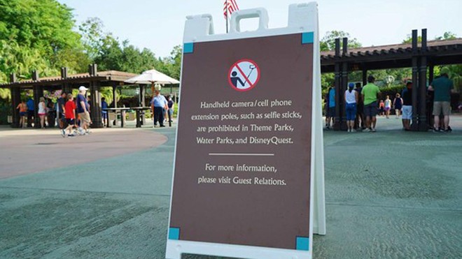 Biển báo cấm gậy “tự sướng” tại một công viên Disney ở Mỹ Ảnh: wdwmagic.com