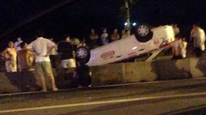 Chiếc taxi lật ngửa trên cao tốc Nội Bài - Bắc Thăng Long tối 4/8. Ảnh: Quốc Ninh.