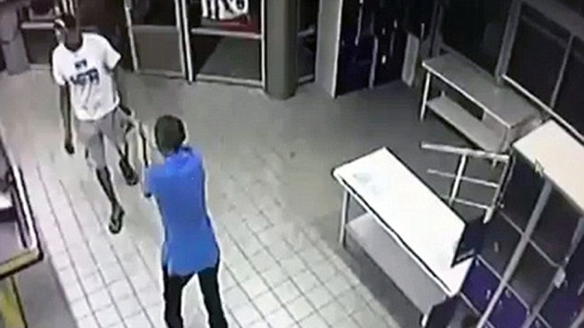 Sát thủ giương súng bắn nạn nhân ngay khi anh ta vừa bước vào siêu thị