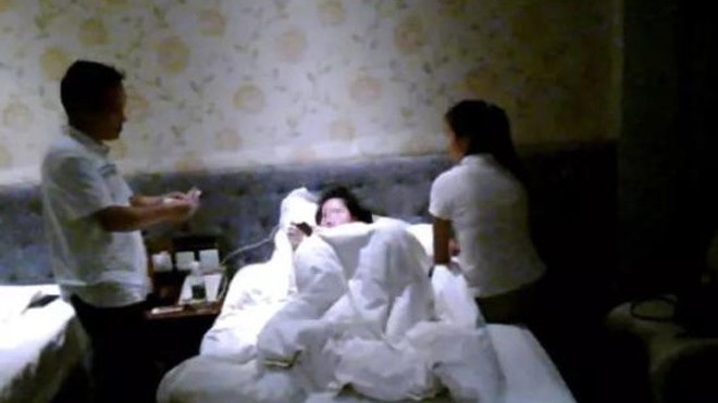 Ông Huang bị phát hiện cùng hai cô gái trong phòng khách sạn