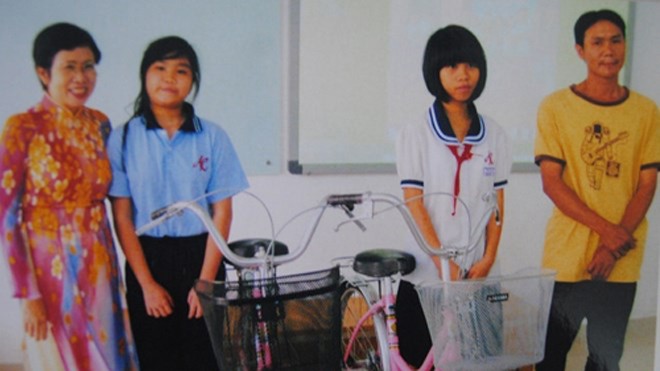  Những chiếc xe đạp dù giá trị vật chất không lớn nhưng nó như tiếp thêm nghị lực cho nhiều em học sinh nghèo trên hành trình tìm con chữ (Anh Thái tặng xe cho học sinh nghèo tại trường THCS Âu Lạc, Q. Tân Bình)