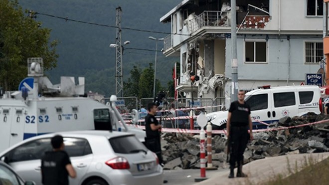 Cảnh sát Thổ Nhĩ Kỳ phong tỏa hiện trường vụ đánh bom đồn cảnh sát ở quận Sultanbeyli, Istanbul, ngày 10/8. Ảnh: AFP.