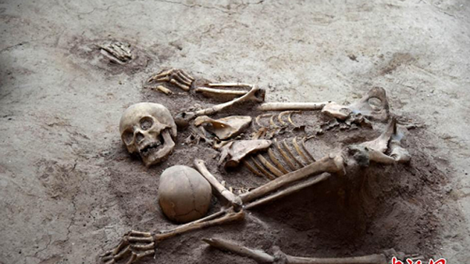 Bộ xương mẹ che chắn cho con trong trận động đất cách đây 4.000 năm. Ảnh: China News