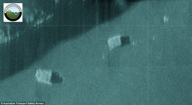 Hai vật thể khả nghi hình hộp được phát hiện dưới đáy biển (Ảnh: DM)