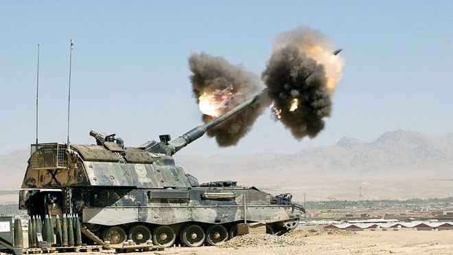 Lựu pháo tự hành PZH-2000 khai hỏa. Ảnh: Military-today