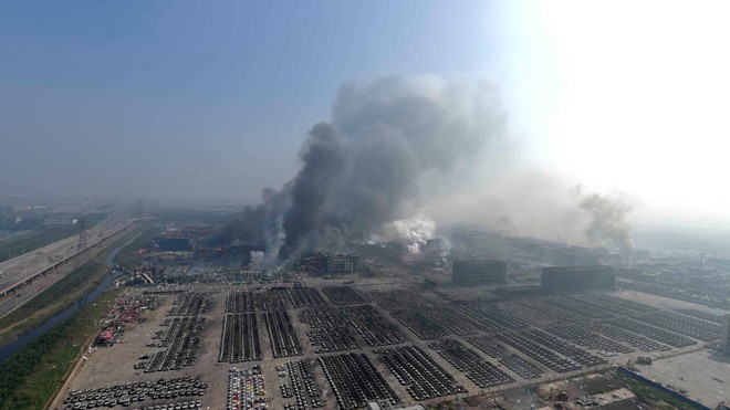 Vụ nổ Thiên Tân khiến bãi xe gần đó trở thành biển lửa, thiêu khoảng 1.000 ô tô. Ảnh: Xinhua