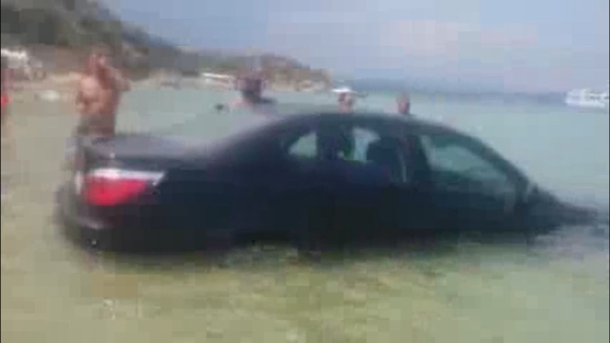 Nữ tài xế lao BMW xuống biển vì nhầm chân ga