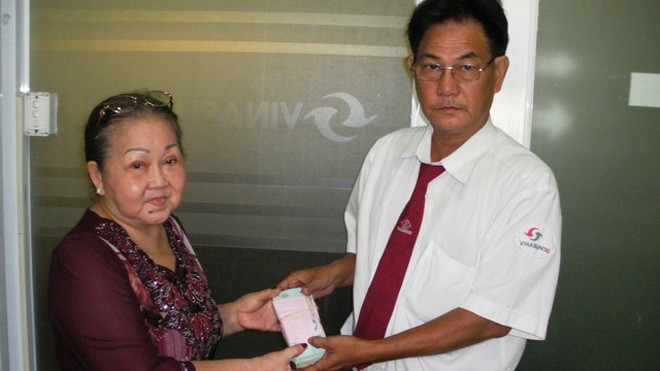 Tài xế Đặng Xuân Trà trao lại số tiền 139 triệu đồng cho hành khách bỏ quên trên xe