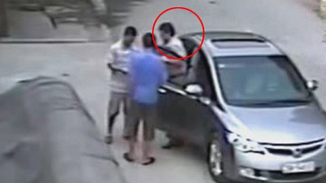 Một “ông Tây balô” đi xe hơi giả vờ đổi tiền để trộm cắp.