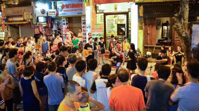 Khu vực phố cổ quanh hồ Hoàn Kiếm thường diễn ra nhiều hoạt động âm nhạc, nghệ thuật sôi động. Ảnh: Việt Hạnh