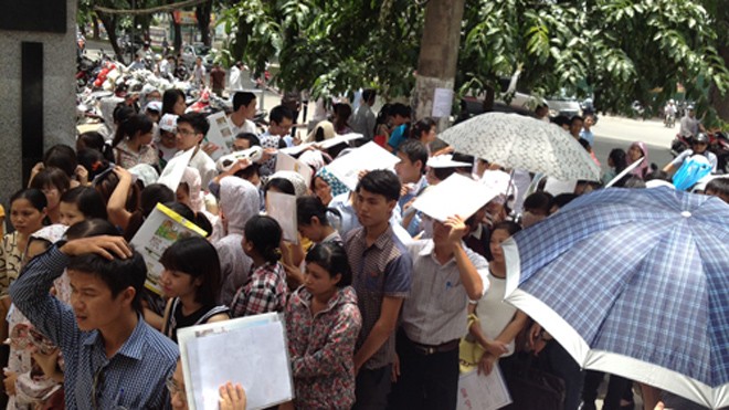 Mỗi năm có hàng ngàn thí sinh tham gia kỳ thi công chức thành phố Hà Nội. Ảnh minh họa: Võ Hải.