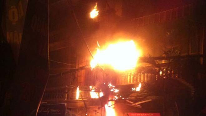 Cột điện phát nổ, bốc cháy phừng phừng ở phố Định Công
