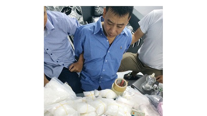 Đồng Ngọc Thanh Tân cùng lượng ma túy bị công an thu giữ - Ảnh: Công an cung cấp