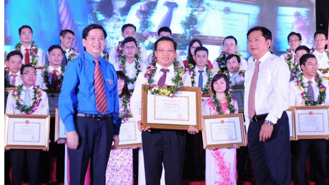 Bộ trưởng Đinh La Thăng và Bí thư Ban chấp hành Trung ương Đoàn TNCS Hồ Chí Minh Nguyễn Long Hải trao vòng nguyệt quế và bằng khen cho các Đoàn viên tiêu biểu