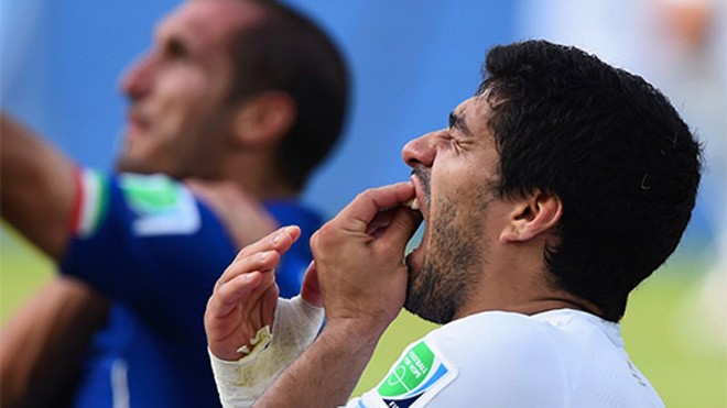 Vụ cắn Chiellini ở World Cup 2014 là một trong rất nhiều vai diễn phản diện của Suarez, khiến người hâm mộ quên đi rằng anh là một cầu thủ xuất chúng. Ảnh: AFP.