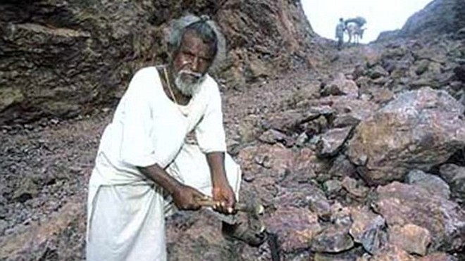 Vì không muốn những người khác phải chịu số phận thương tâm như vợ, Dashrath Manjhi đã phá núi trong hai thập kỷ để mở đường tới thành phố gần nhất. Ảnh: Daily Mail