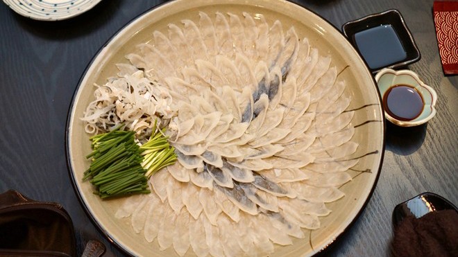 Mỗi đĩa cá nóc là một kỳ công khoa học của nghệ thuật chế biến và trang trí. Ảnh: Foodpink.