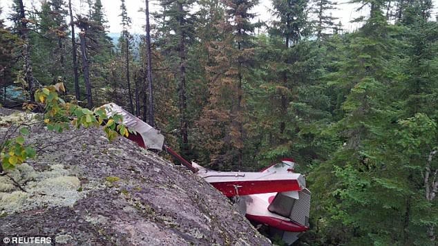 Hiện trường máy bay đâm vào núi ở Canada.