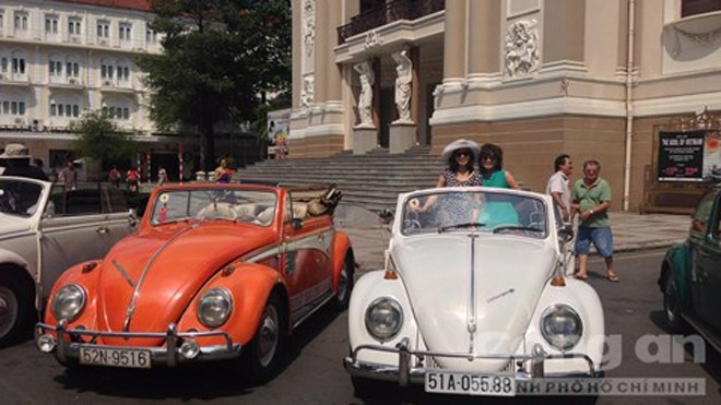 Xe VW con bọ mui trần ( convertible) diễu hành trước nhà hát TPHCM vào Tết Dương lịch 2013.