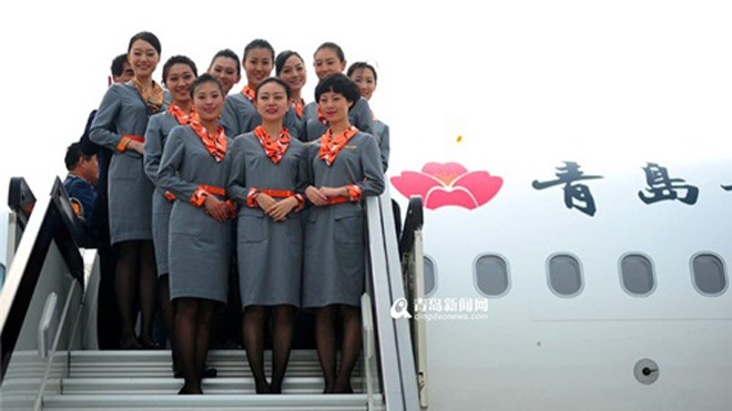 Nữ tiếp viên hàng không của Qingdao Airlines