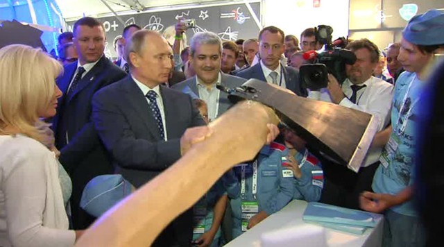 Tổng thống Putin xem "chiếc rìu bay" (Ảnh RT)