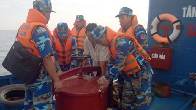 Lực lượng cảnh sát biển tiến hành bắt giữ tàu chở 140 nghìn lít xăng không rõ nguồn gốc.