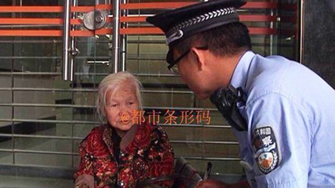 Cảnh sát được gọi tới nhưng không bắt bà lão. Ảnh: SCMP.