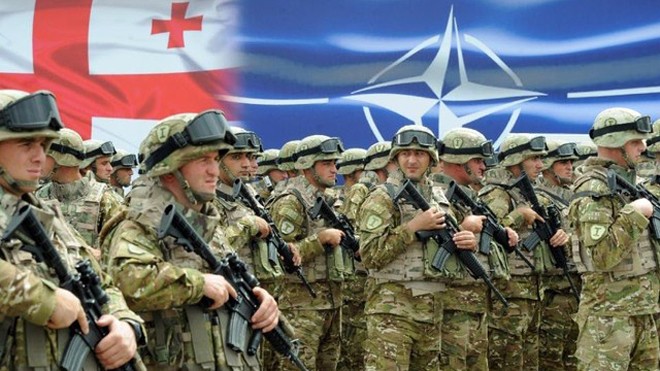 Quân đội Gruzia trong lễ khai trương Trung tâm huấn luyện và sát hạch chung với NATO, ngày 27/8 (Ảnh: AFP)
