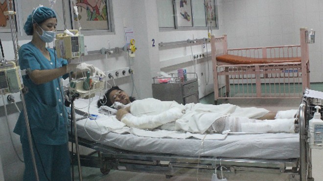Bé gái bán vé số bị mẹ đẻ tưới xăng đốt đang điều trị tại Bệnh viện Nhi đồng 1. Ảnh: Lê Phương.