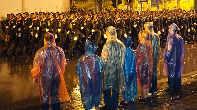 Buổi Tổng duyệt diễu binh, diễu hành tối 29/8 đã diễn ra trong cơn mưa lớn (Ảnh Hữu Nghị)