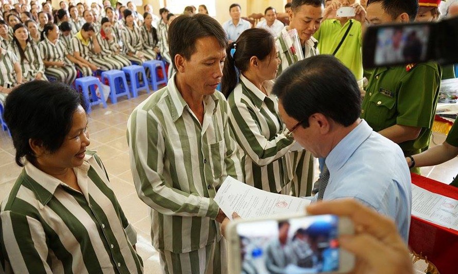 Ông Đoàn Văn Vươn là một trong 10 người đại diện cho 491 phạm nhân được đặc xá lần này lên nhận giấy chứng nhận đặc xá.