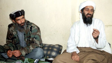 Bin Laden (phải) ở Afghanistan năm 1997. Cạnh hắn là một băng cátsét.