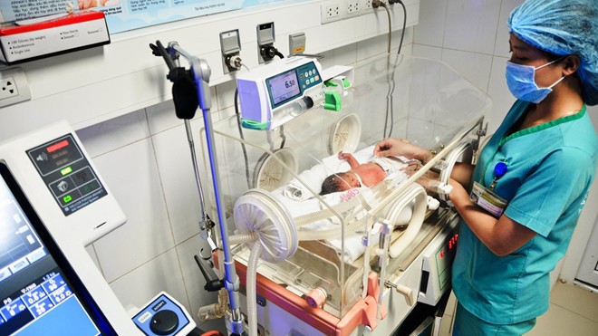 Bé gái sơ sinh đang được chăm sóc tại Bệnh viện đa khoa Nghệ An. Ảnh: Hoàng Yến.