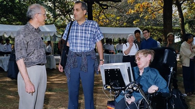 Stephen Hawking trò chuyện cùng hai nhà Vật lý David Gross và Edward Witten sau Hội nghĩ Strings năm 2001 tại Ấn Độ. Ảnh: Biography