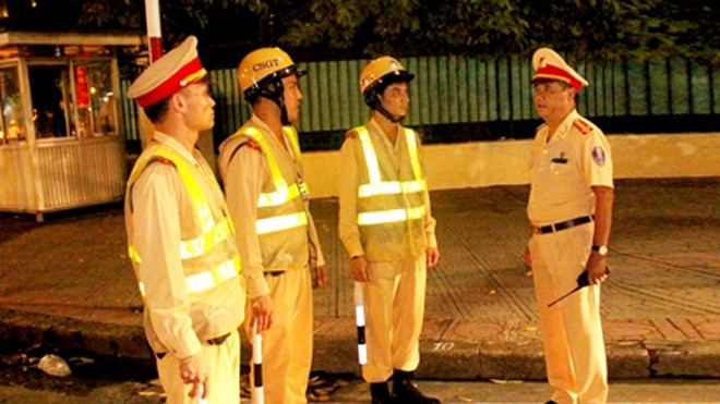 Đại tá Đào Vịnh Thắng (ngoài cùng bên phải) đi kiểm tra các chốt giao thông phục vụ Quốc khánh vào đêm 31/8