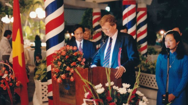 Đại sứ Jens Otterbech trong ngày lễ Quốc khánh của Na Uy, ngày 17/5/1997 tổ chức ở khách sạn Metropole tại Hà Nội. Ảnh: Đại sứ cung cấp