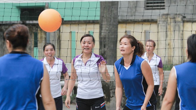 Hầu như quận, huyện nào trên thành phố Hà Nội cũng có các đội, CLB bóng chuyền hơi của người cao tuổi. Ảnh: Tú Anh.