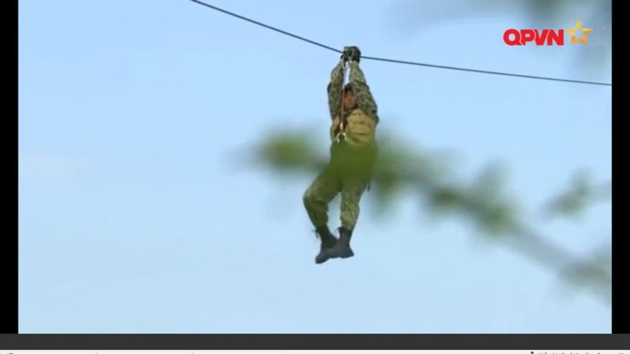 Xem đặc công Việt Nam huấn luyện đu dây đổ bộ mục tiêu