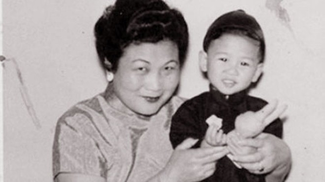 Bà Kay Chinn Mah và cháu trai.