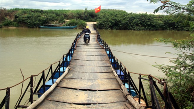 Cây cầu được ông Lê Tất Dũng làm qua sông Vu Gia dài 78 m, tải trọng 1 tấn. Ảnh: Tiến Hùng/VnExpress